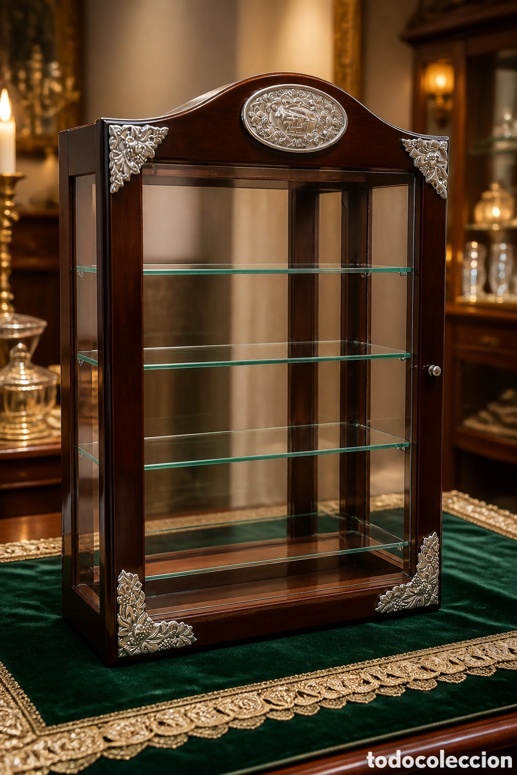 Antiques: VITRINA VINTAGE MADERA Y CRISTAL CON LA LUZ INCORPORADO. ADORNOS EN PLATA 925