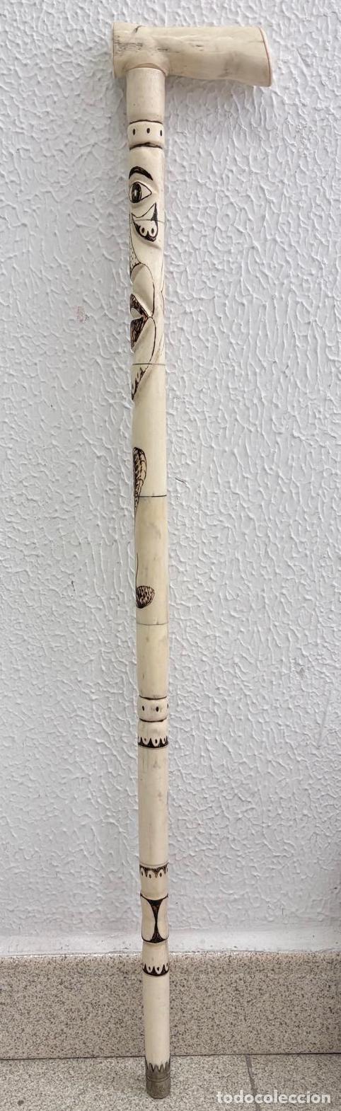 Antig&uuml;edades: BAST&Oacute;N DE MADERA TALLADA CON MOTIVOS AFRICANOS. SIGLO XX