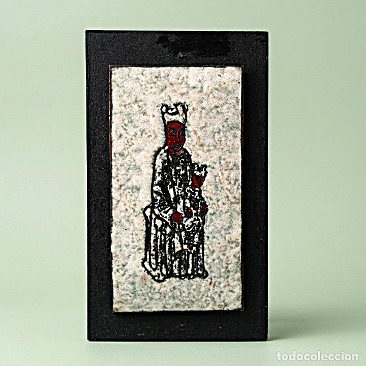 Antig&uuml;edades: Esmalte artesanal-art&iacute;stico de la Virgen de Montserrat, La Moreneta. Sobre soporte de madera.