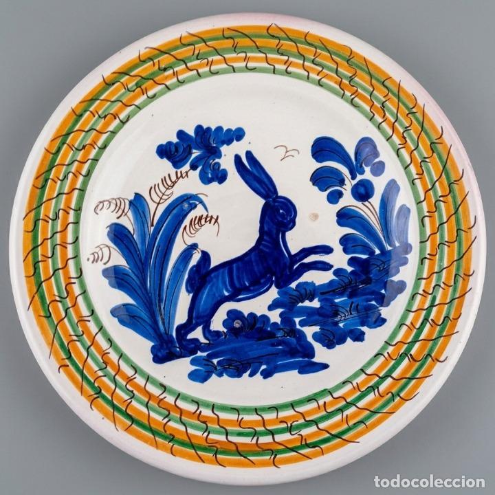 Antig&uuml;edades: Plato cer&aacute;mica Puente del Arzobispo. Firmado Fraile. Decoraci&oacute;n liebre. 23,5 cm