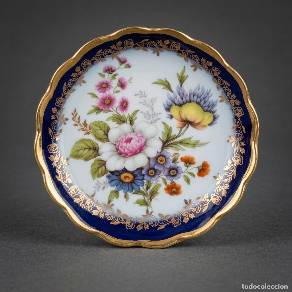Antiguidades: Plato peque&ntilde;o porcelana Limoges Francia. Sello Ballesta. Floral, azul y oro. 9cm. Con soporte
