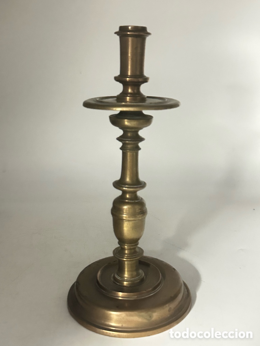 Antig&uuml;edades: Antiguo candelero de bronce - Siglo XVII