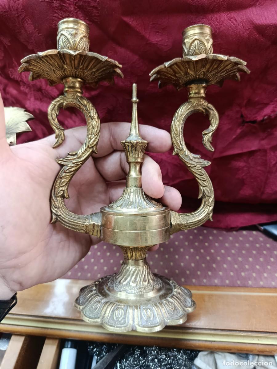Antig&uuml;edades: Pareja de candelabros de bronce antiguos - Foto 2