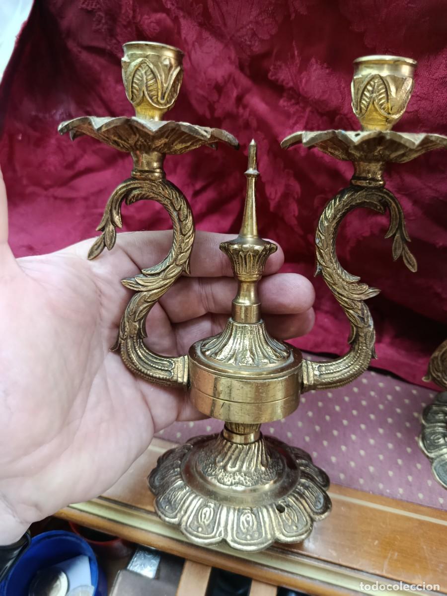Antig&uuml;edades: Pareja de candelabros de bronce antiguos - Foto 3
