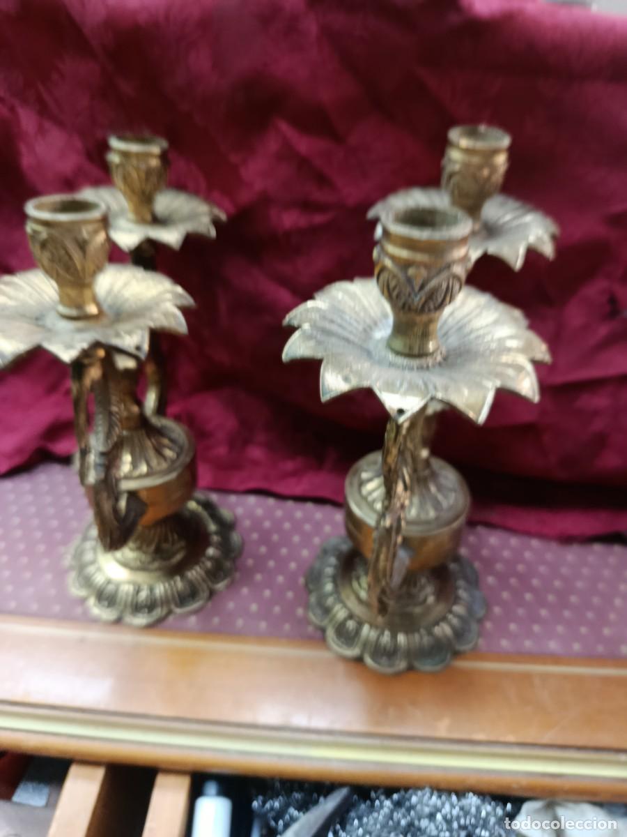 Antig&uuml;edades: Pareja de candelabros de bronce antiguos - Foto 5