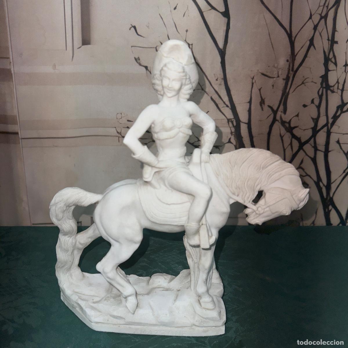 Antig&uuml;edades: Figura de Yeso Amazona Montada a Caballo