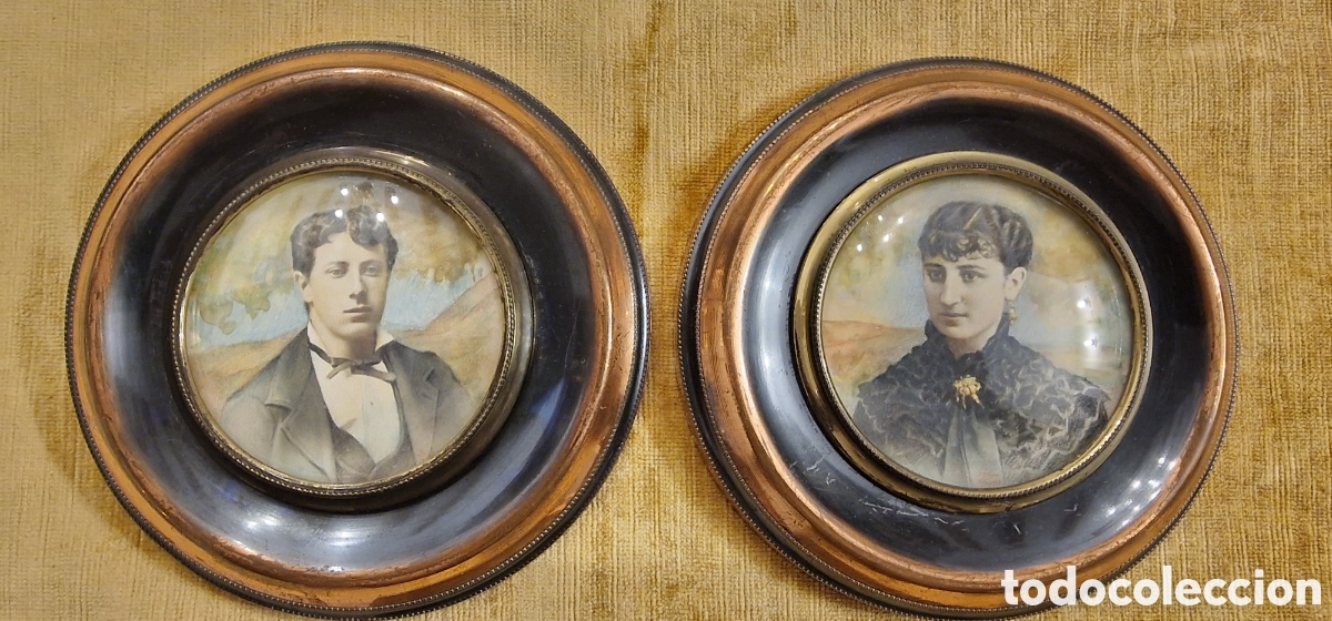 Antig&uuml;edades: Pareja de retratos coloreados firmados Jal&oacute;n &Aacute;ngel con marcos con cristal convexo