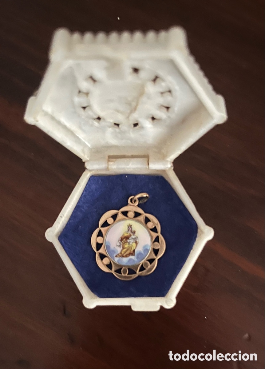 Antig&uuml;edades: Medalla antigua con esmalte Virgen del Carmen
