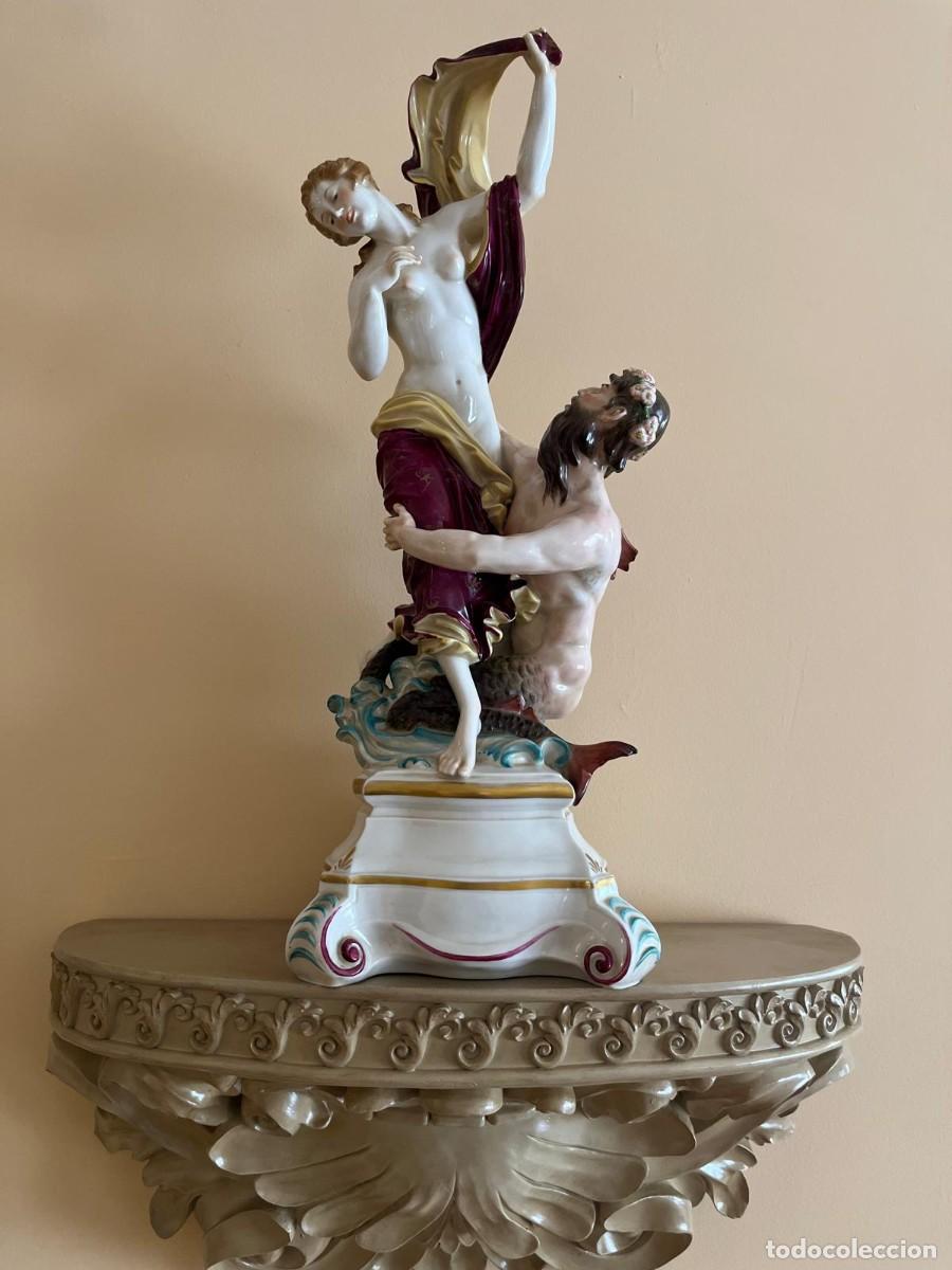 Antig&uuml;edades: Gran grupo escult&oacute;rico en porcelana estilo Meissen &ldquo;Venus con Trit&oacute;n&rdquo;, 46 cm