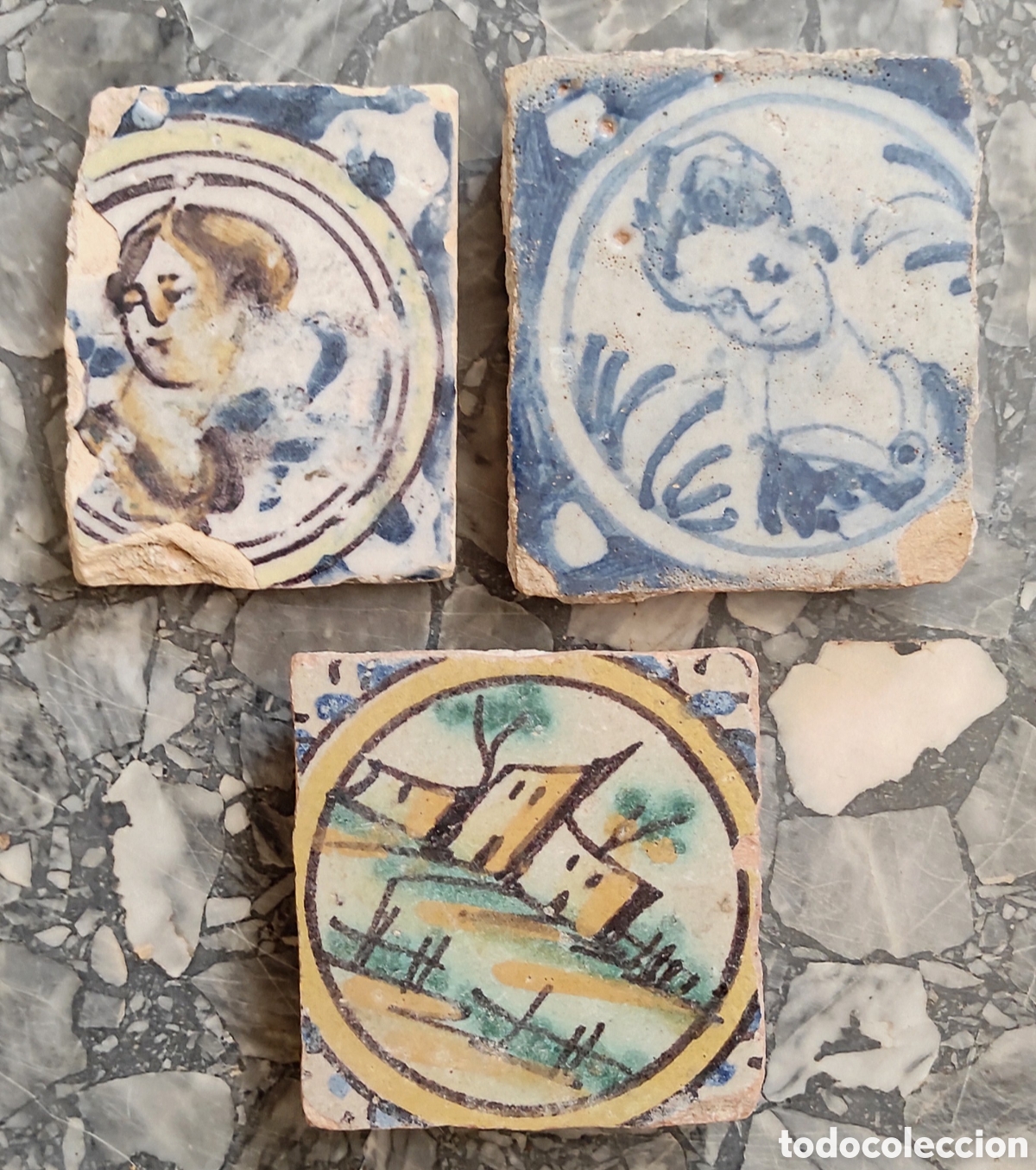 Antig&uuml;edades: Tres olambrillas (azulejos peque&ntilde;os), de Triana del siglo XVIII.