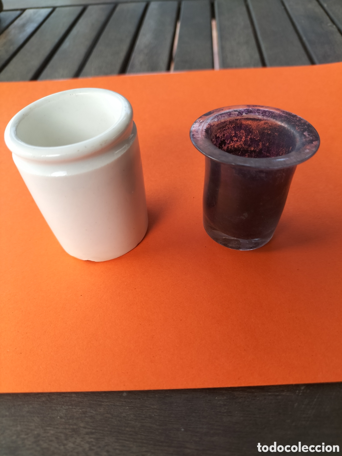 Antig&uuml;edades: Tintero Pickman de porcelana con recipiente de cristal.