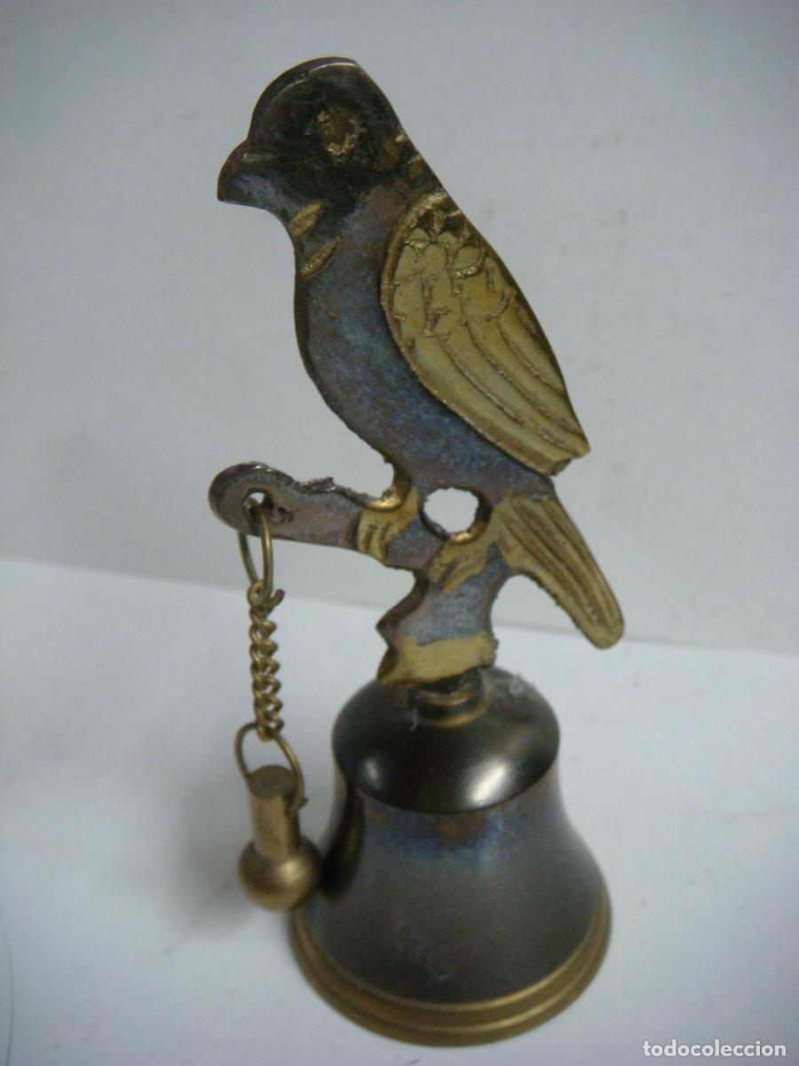 Antig&uuml;edades: CAMPANILLA CON FIGURA DE UN PAJARO METALICA-(&)