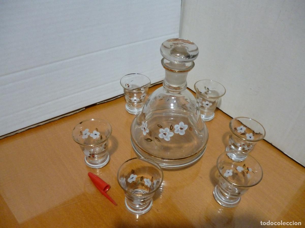 Antig&uuml;edades: JUEGO DE CRISTAL DE LICOR- LICORERA Y 6 VASOS- A&Ntilde;OS 60 - VINTAGE - TALLADO, FLORES -
