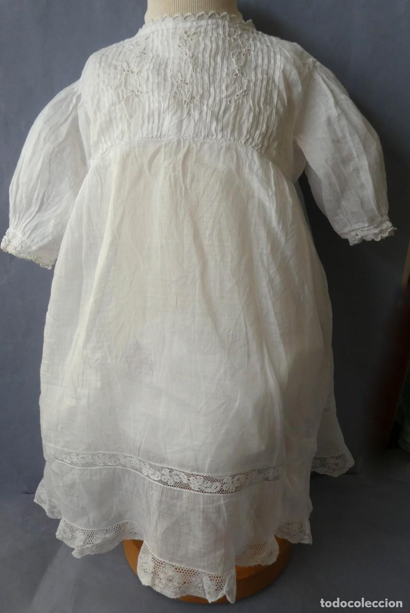 Antig&uuml;edades: ANTIGUO VESTIDO CON BORDADOS O TABLILLAS PPIO.S.XX