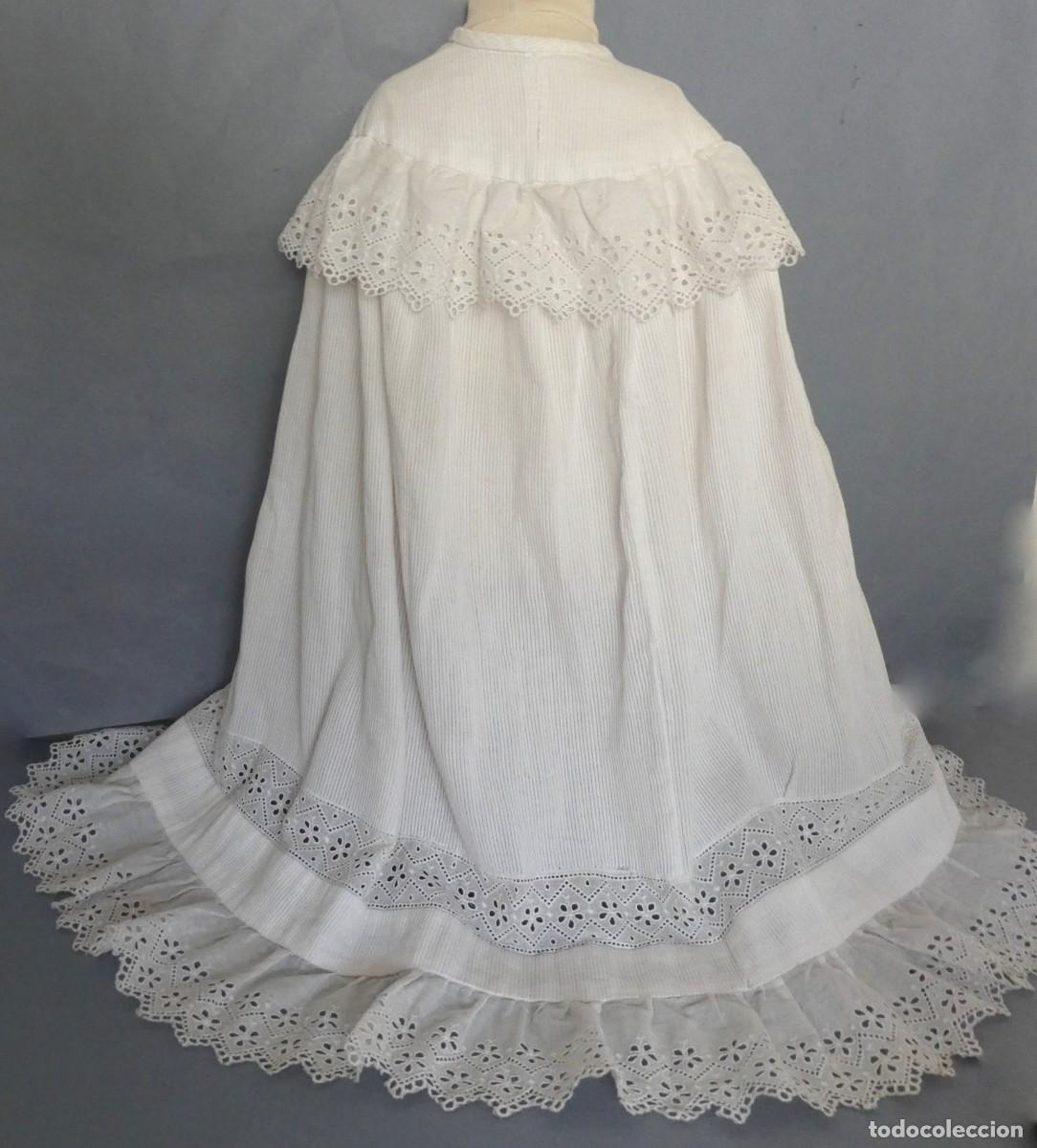 Antig&uuml;edades: ANTIGUA CAPA DE PIQU&Eacute; Y ENCAJE SUIZO PARA BEBE O MU&Ntilde;ECA PPIO.S.XX