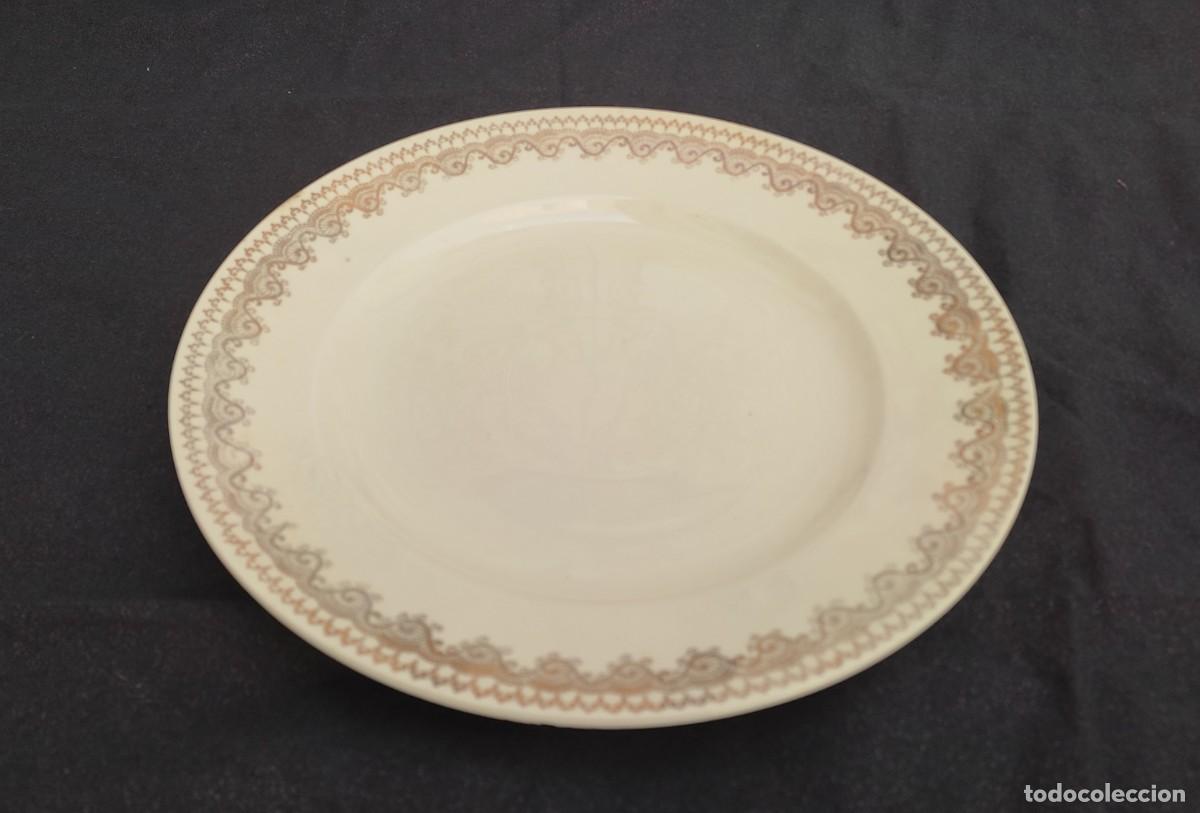 Antig&uuml;edades: plato porcelana llano Royal China vigo - bordes ribeteados - 23cm diametro
