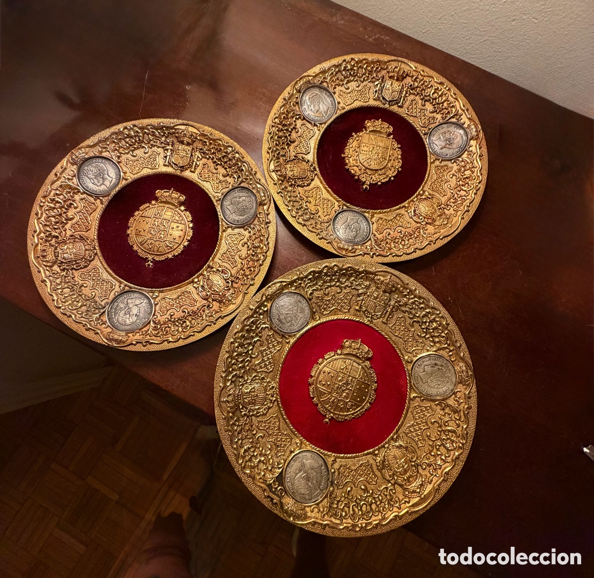 Antig&uuml;edades: Lote 3 platos decorativos de bronce con escudos de Espa&ntilde;a y monedas de Alfonso XIII (1888-1897)