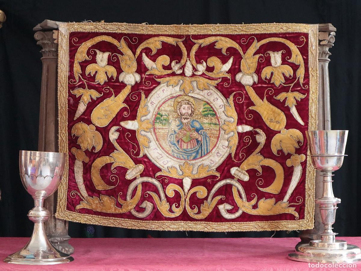 Antig&uuml;edades: Medall&oacute;n renacentista del siglo XVI bordado en oro entorchado con sedas. Mide 50 x 39 cm.