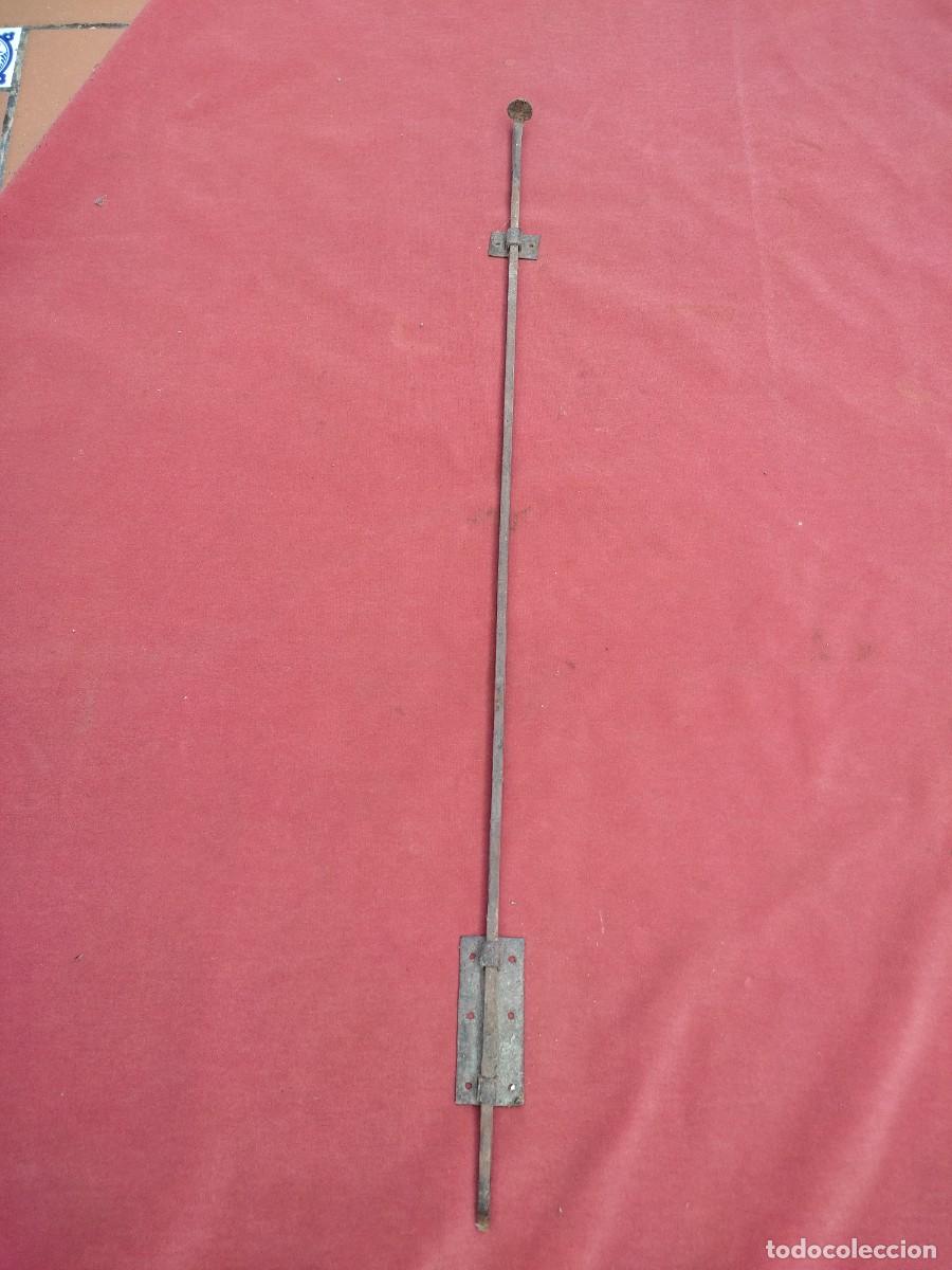Antig&uuml;edades: antiguo pestillo pasador de hierro para puerta - 79 cm
