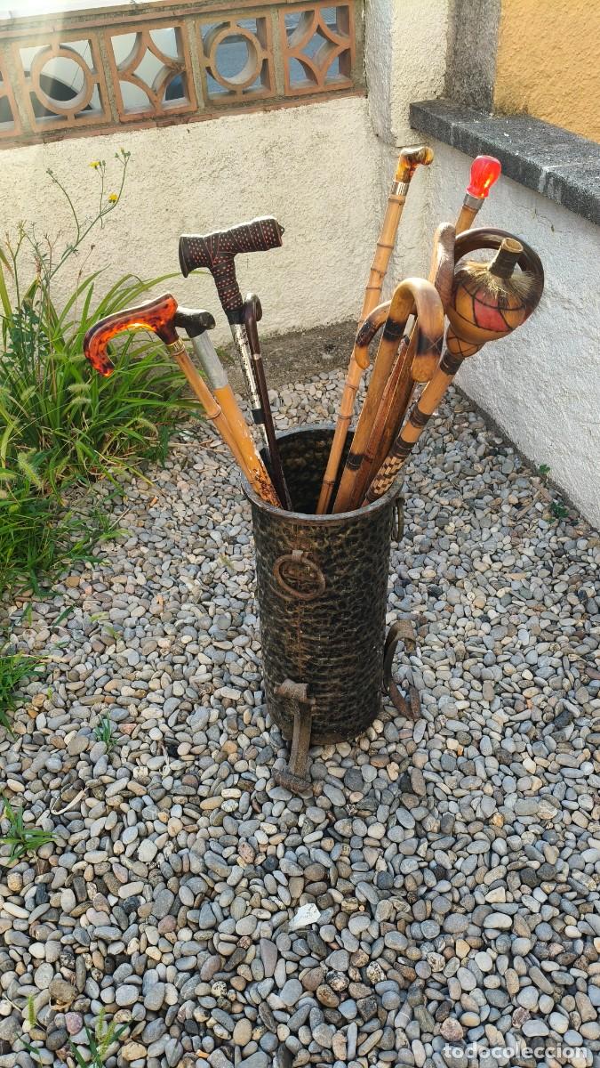 Antig&uuml;edades: Porte parapluie fer forg&eacute; martel&eacute; et 12 cannes de marche ancienne