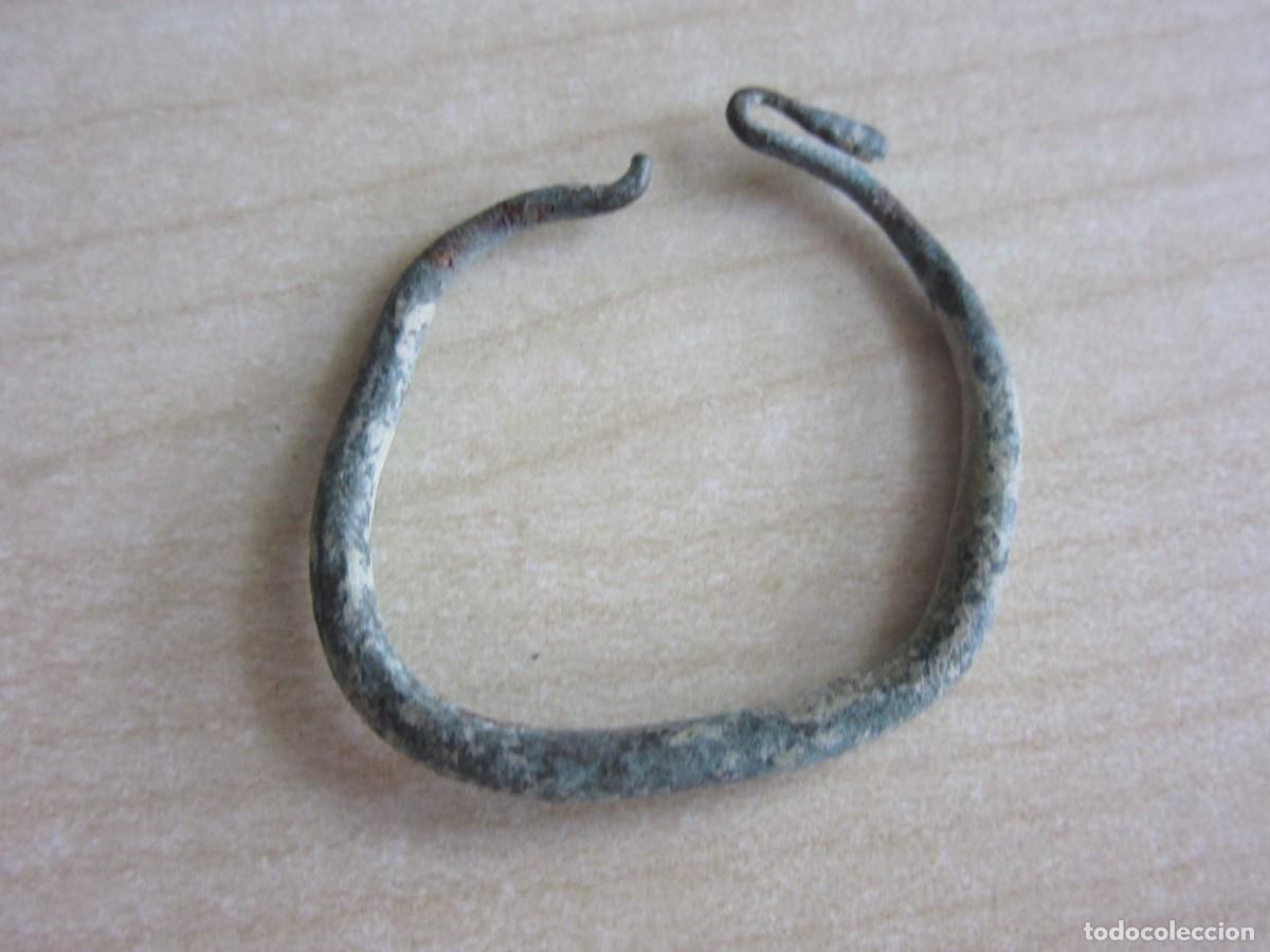 Antig&uuml;edades: F&iacute;bula Omega de bronce &eacute;poca romana Di&aacute;metro 3,2 cm