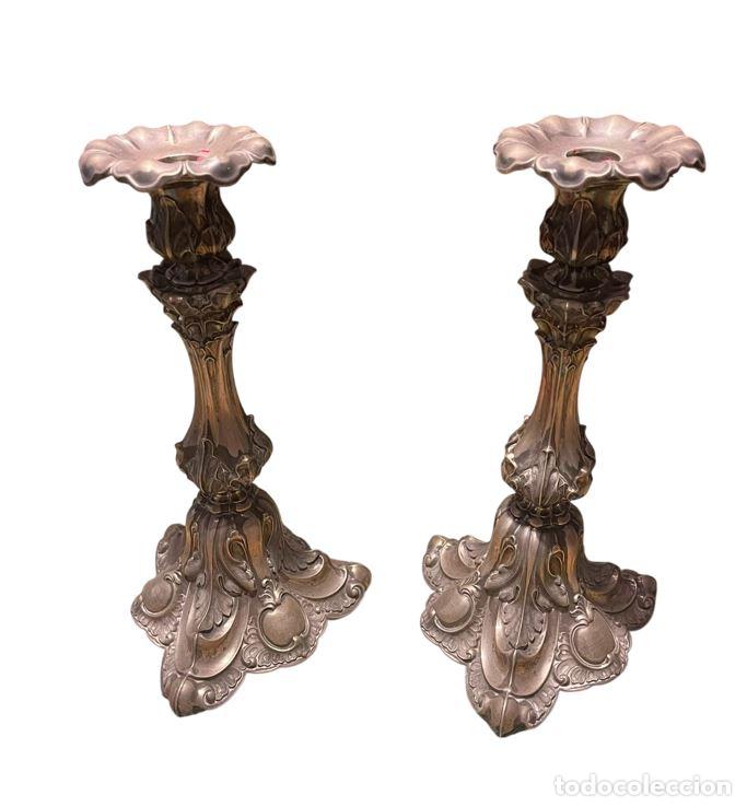 Antig&uuml;edades: PAREJA DE ANTIGUOS CANDELABROS ISABELINOS. PLATA CINCELADA. ESPA&Ntilde;A. SIGLO XIX.