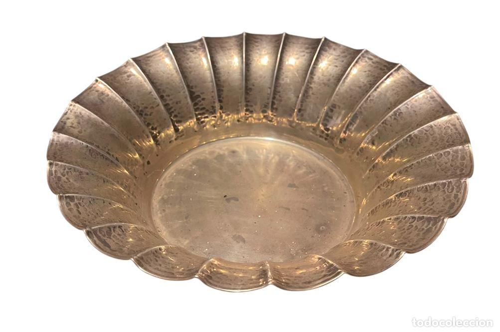 Antig&uuml;edades: ANTIGUO CENTRO DE MESA O FRUTERO DE ESTILO IMPERIO. PLATA PUNZONADA. EUROPA. SIGLO XIX.