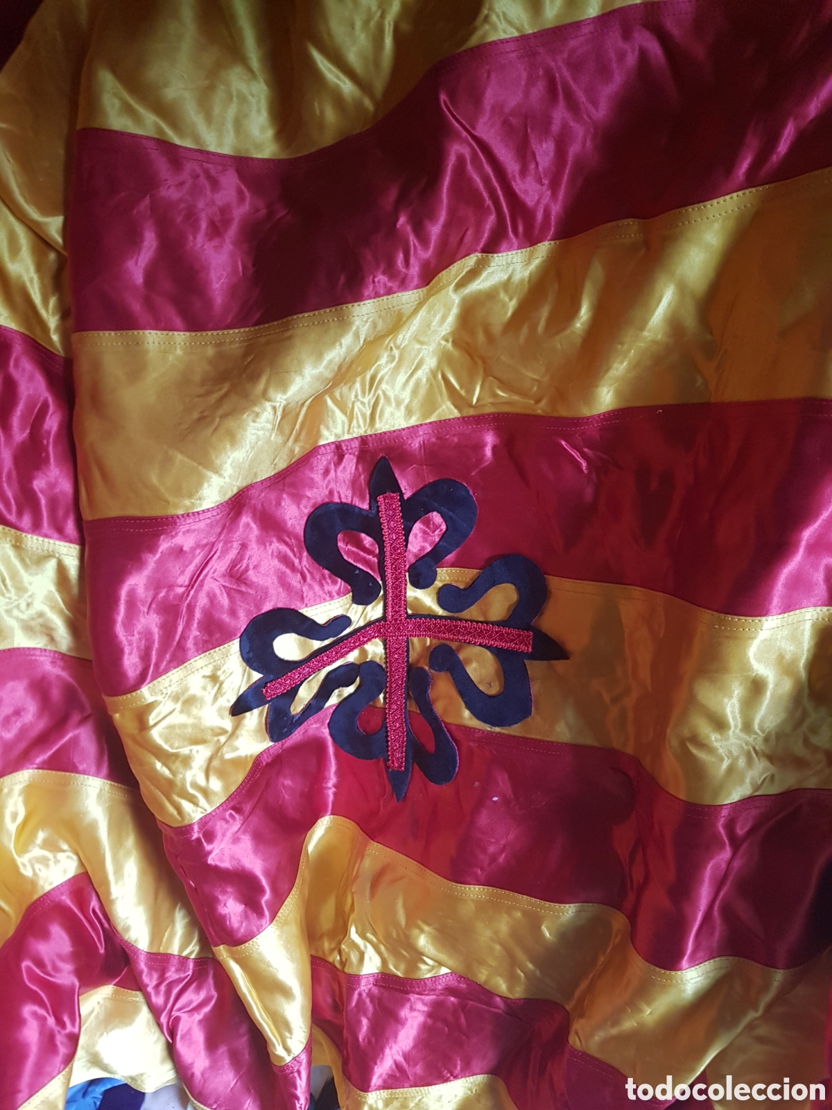 Antig&uuml;edades: ANTIGUA BANDERA DE LA ORDEN DE MONTESA TELA DE RASO GRUESA CON SU MASTIL