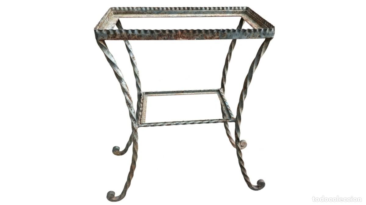Antig&uuml;edades: SOPORTE VINTAGE DE HIERRO FORJADO - PATAS RETORCIDAS - BORDES FESTONEADOS - RETRO
