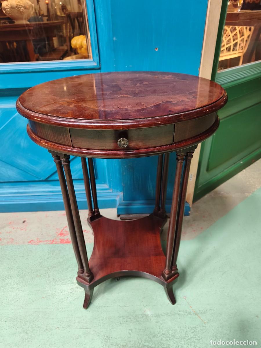Antig&uuml;edades: Mesa mesita noche auxiliar italiana Sorrento &Eacute;tag&egrave;re. Mediados siglo XX. Nogal, con incrustaciones.
