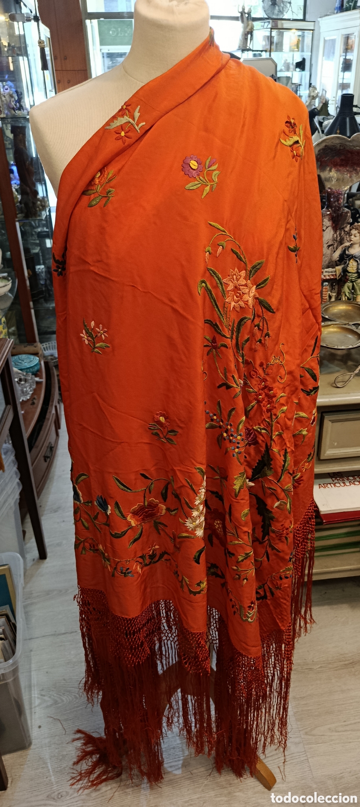 Antig&uuml;edades: Mant&oacute;n naranja, flores bordadas.