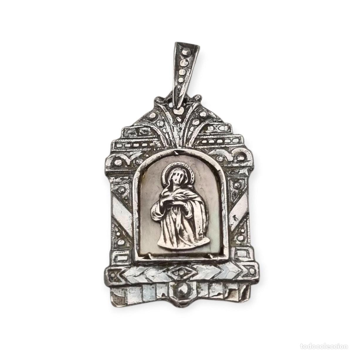 Antiquit&auml;ten: Medalla religiosa Art D&eacute;co de plata en relive y n&aacute;car circa 1940