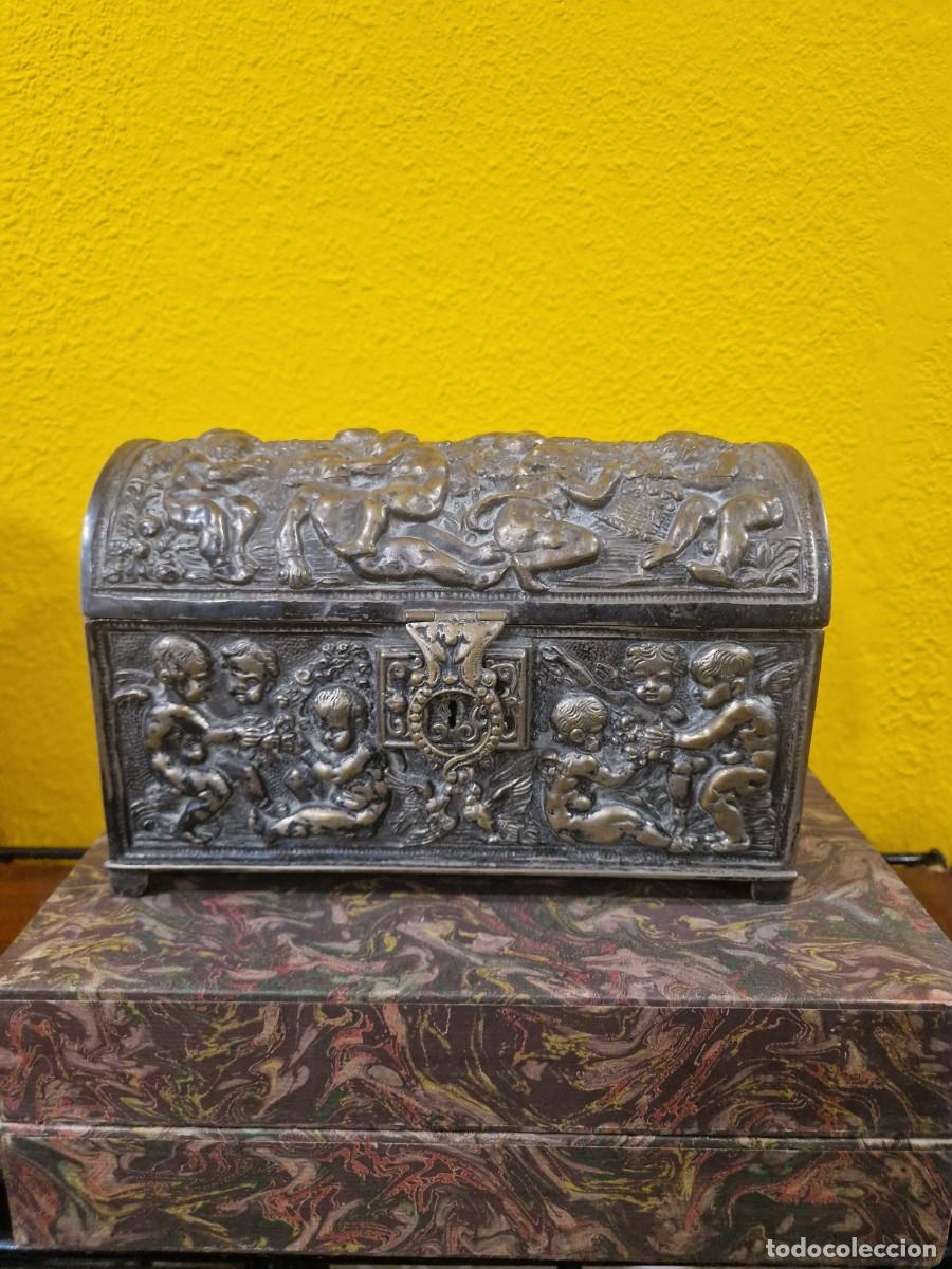 Antiquit&eacute;s: Cofre 1900 de bronce ba&ntilde;ado en plata.