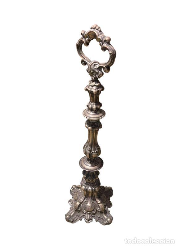 Antig&uuml;edades: EJE Y BASE DE CENTRO DE MESA O FUENTE ISABELINA. PLATA CINCELADA. ESPA&Ntilde;A. SIGLO XIX.