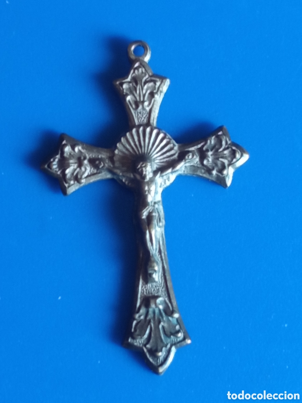 Antig&uuml;edades: Antigua cruz de metal plateado, mide 40x25 mm