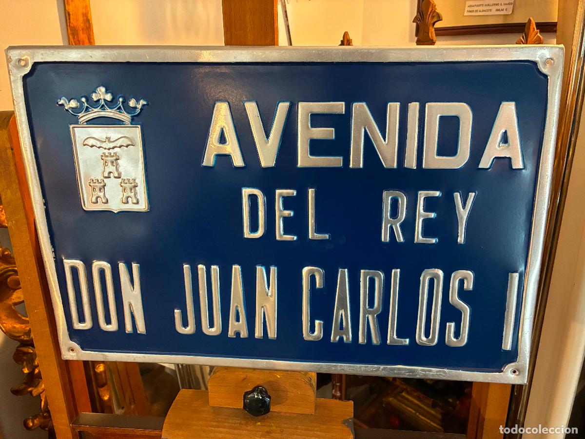 Antig&uuml;edades: Placa de calle en aluminio Avenida del Rey Juan Carlos Primero escudo de Albacete a&ntilde;os 80 mide 50x33