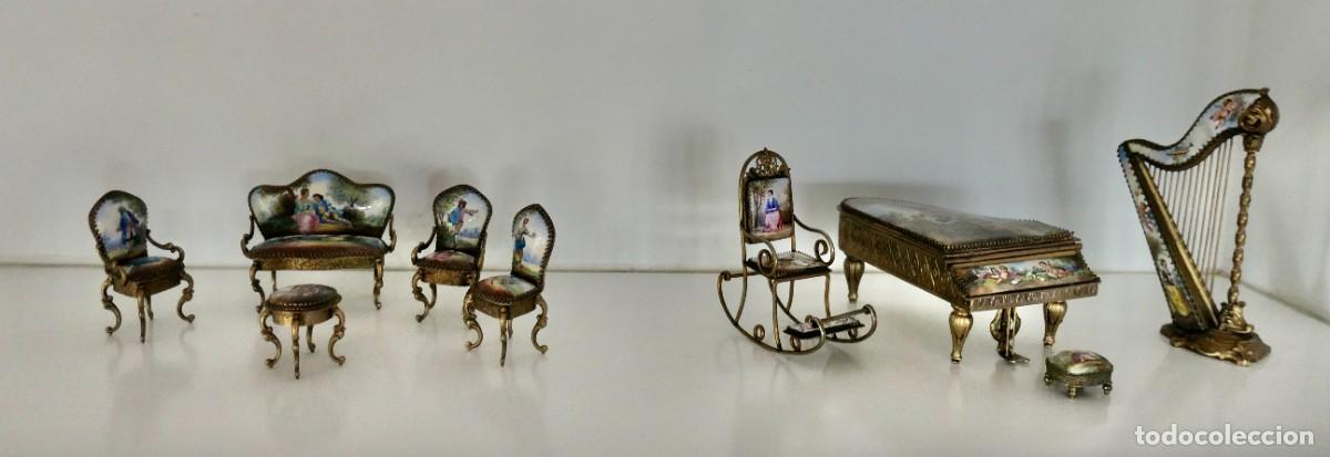 Antig&uuml;edades: juego de muebles en miniatura de esmalte y bronce dorado con placas de porcelana pintadas a mano.