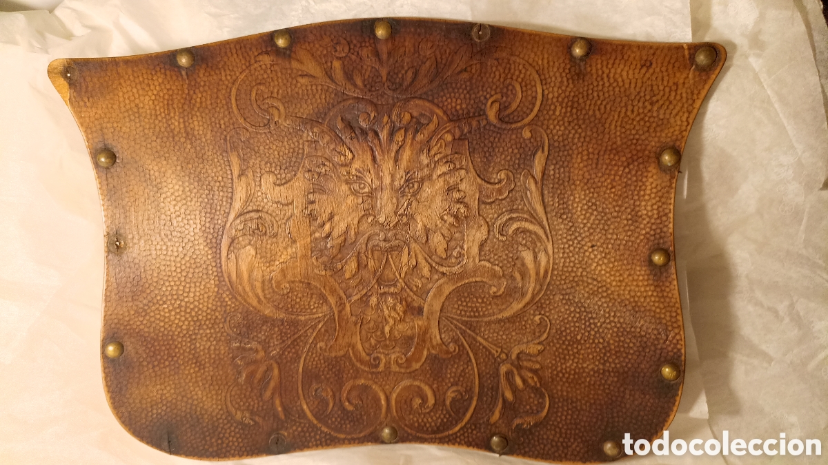 Antig&uuml;edades: Antigua Placa / Panel de Madera Tallada - Mascar&oacute;n &rdquo;Hombre Verde&rdquo; con Tachuelas de Lat&oacute;n - S. XIX/XX