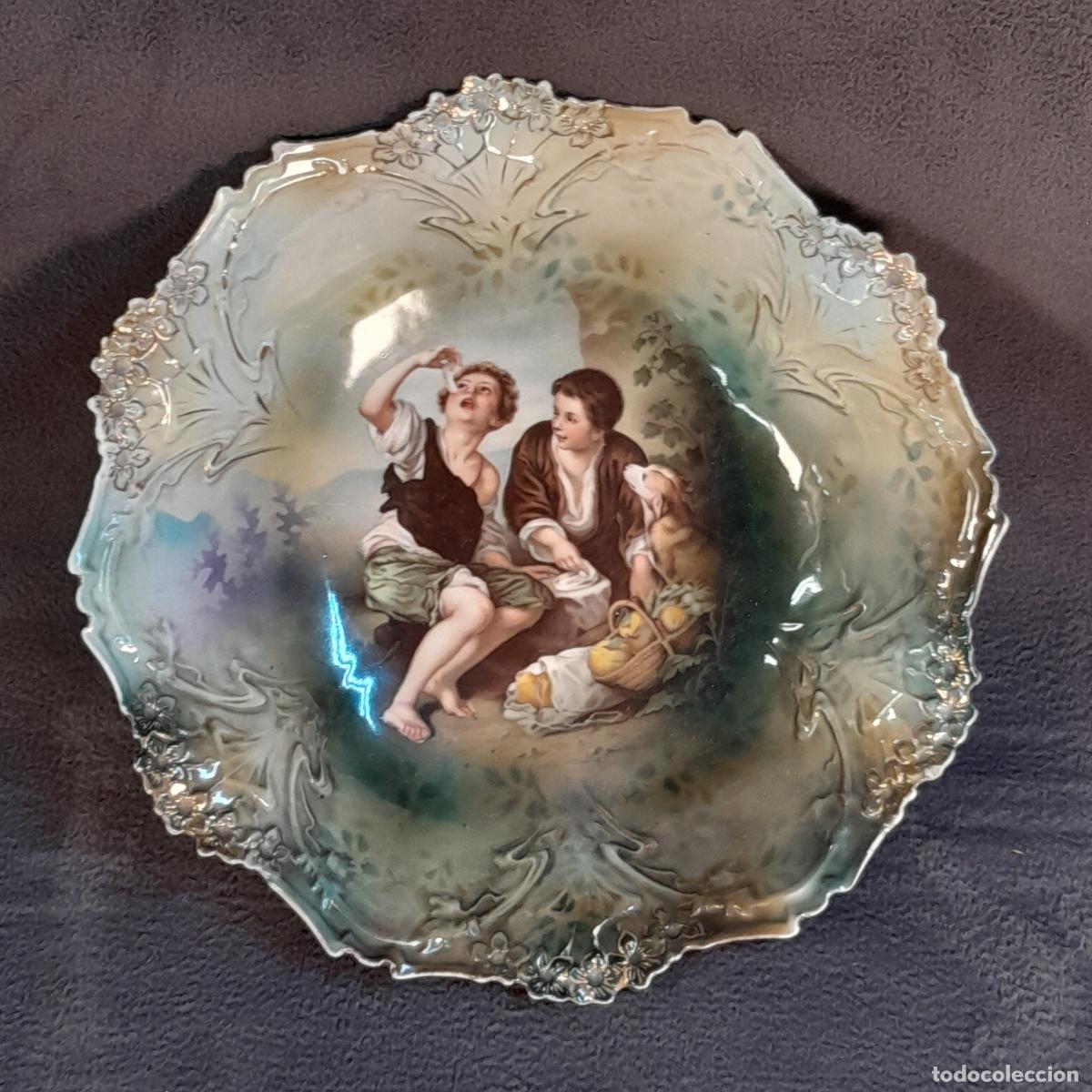 Antig&uuml;edades: CENTRO DE MESA EN PORCELAN CON ESCENA DE G&Eacute;NERO.REIHNOLD SCHLEGELMILCH.CA 1900.