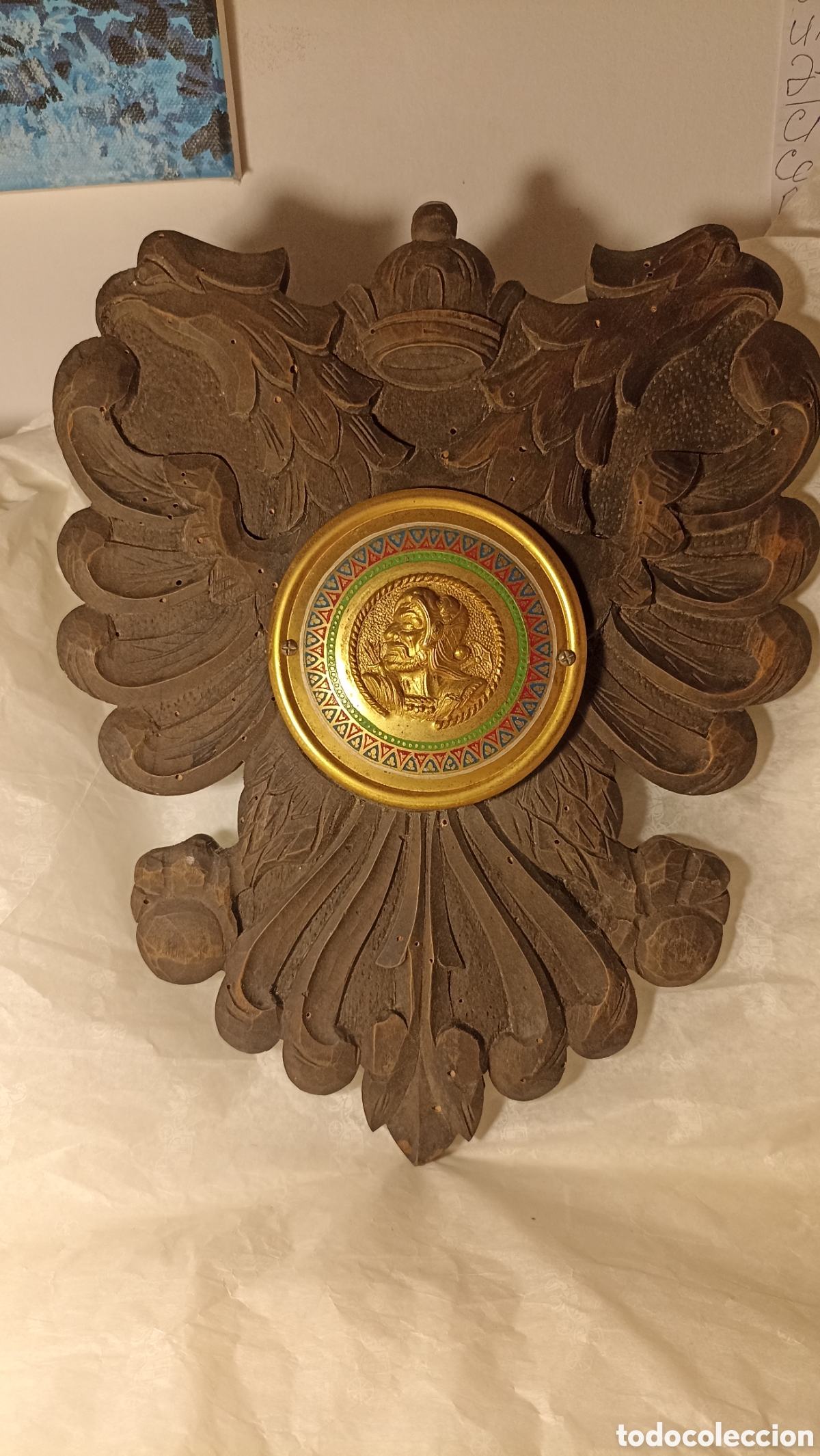 Antig&uuml;edades: Escudo her&aacute;ldico de madera tallada antigua con medall&oacute;n central de bronce/metal
