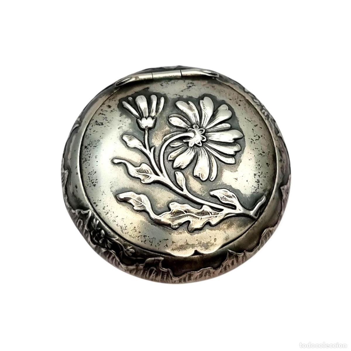 Antig&uuml;edades: Caja antigua de plata con relieve floral y decoraci&oacute;n vegetal europea, 1930-1940