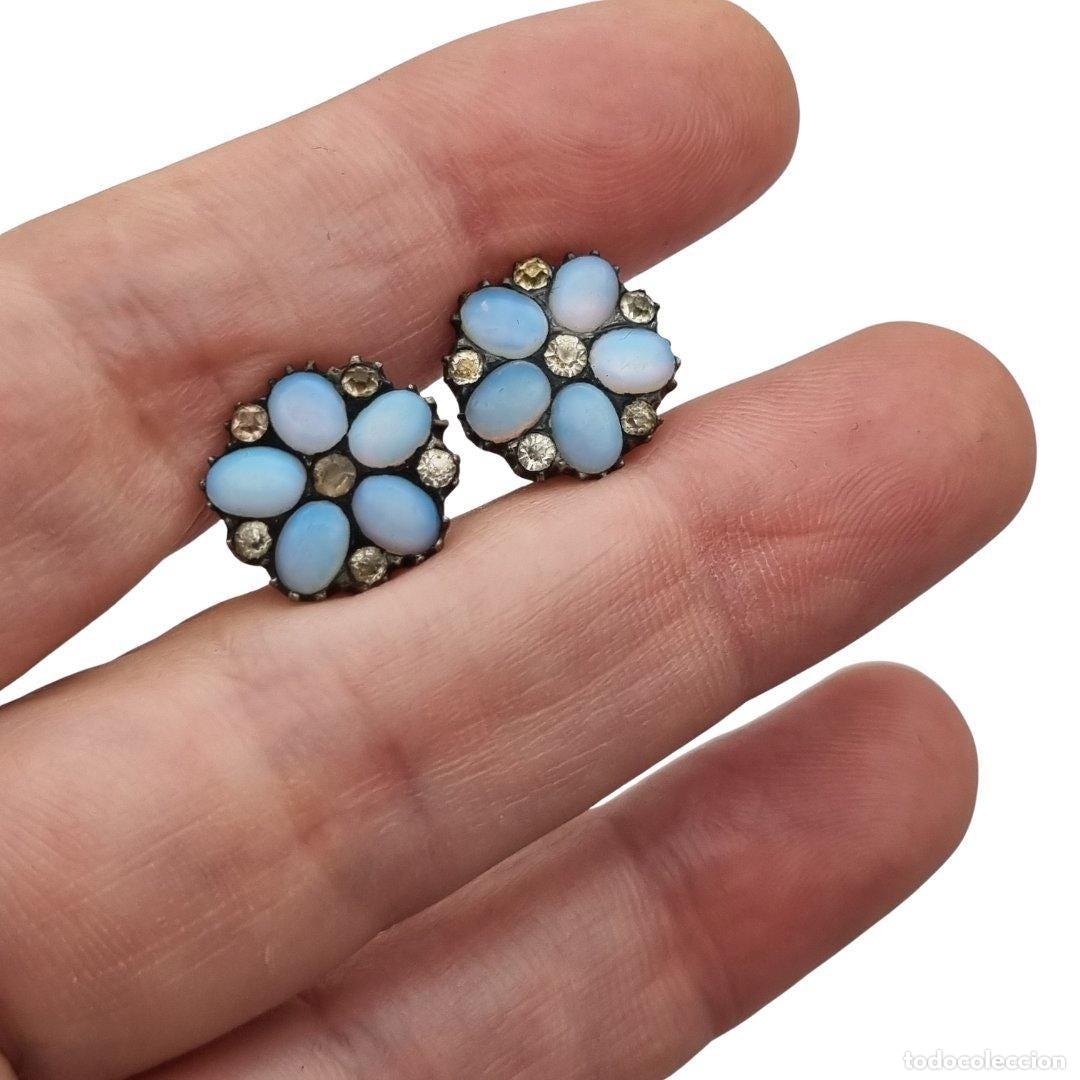 Antig&uuml;edades: Botones de pechera plata con vidrio opalescente y estr&aacute;s estilo eduardiano circa 1900