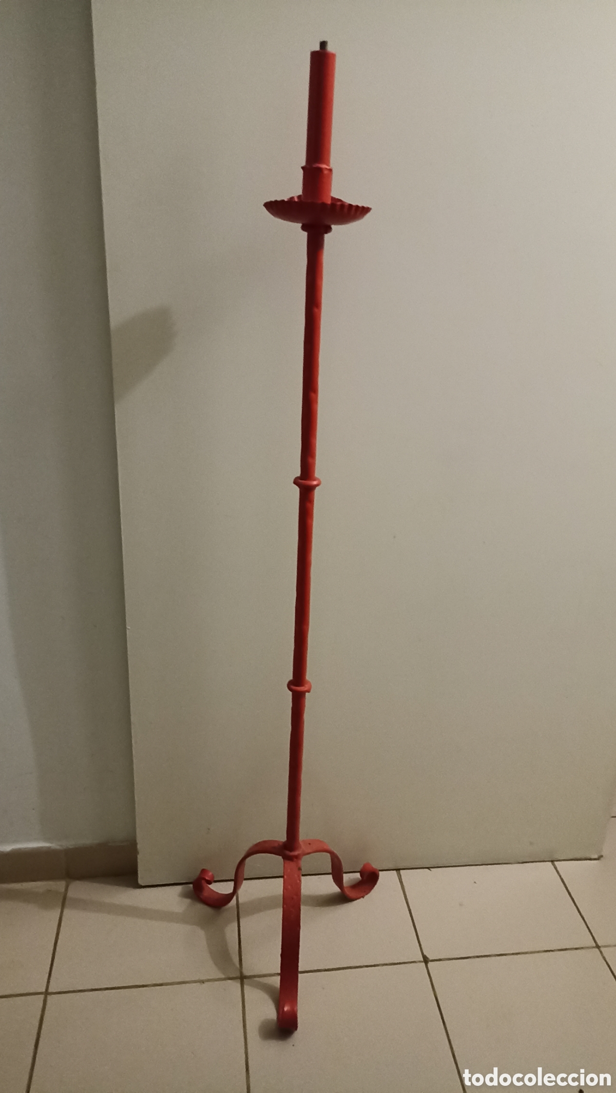 Antig&uuml;edades: Candelabro de Pie Antiguo en Hierro Forjado &ndash; Estilo Tr&iacute;pode R&uacute;stico / Vintage &ndash; 140 cm