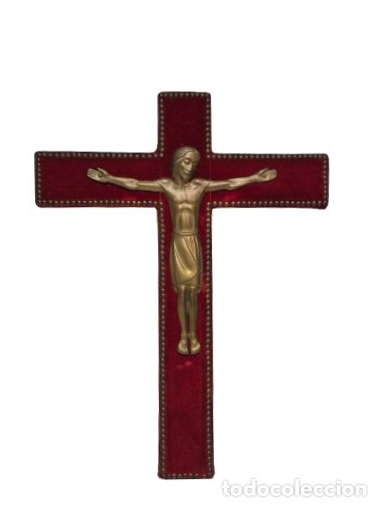 Antig&uuml;edades: Crucifijo, Majestad - Cristo en Metal Cincelado - Cruz Madera Tapizada en Terciopelo Rojo