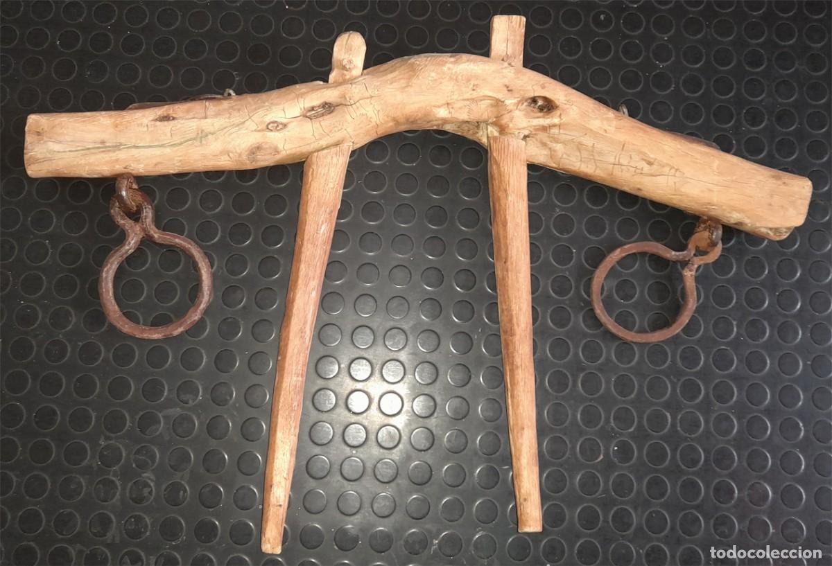 Antig&uuml;edades: Yugo antiguo para mulas de un solo tiro.