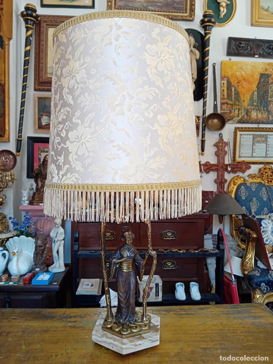 Antig&uuml;edades: L&aacute;mpara de sobremesa con escultura China en bronce instalada y funcionando d&eacute;cada de los 50/60