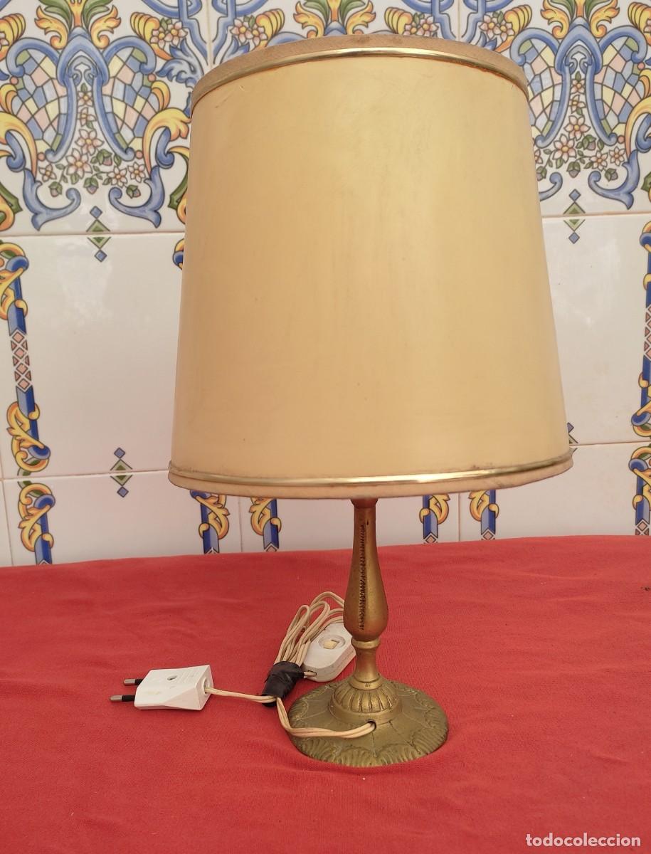 Antig&uuml;edades: antigua lampara de mesita de bronce con pantalla - 32cm de alta