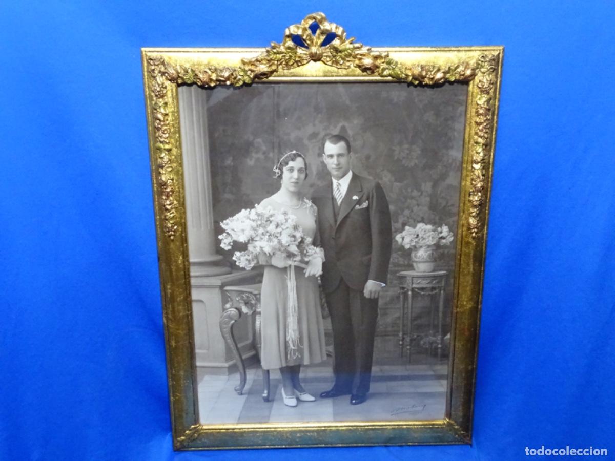 Antiquit&eacute;s: MARCO NEORROCOC&Oacute; DORADO CON COPETE FLORAL Y FOTOGRAF&Iacute;A ESTUDIO FIRMADA MOLINS 1932.