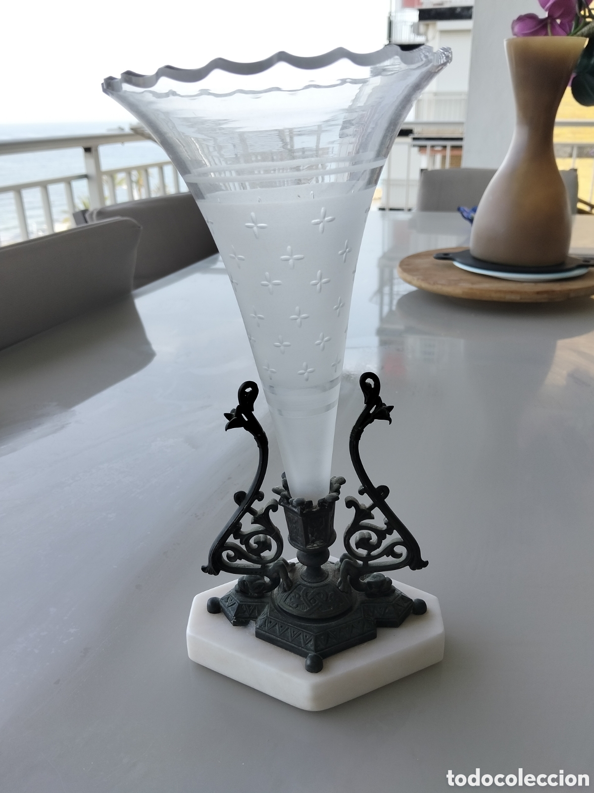 Antig&uuml;edades: Antiguo Jarr&oacute;n Violetero Corneta Cristal Grabado, Bronce y Base M&aacute;rmol. Siglo XIX