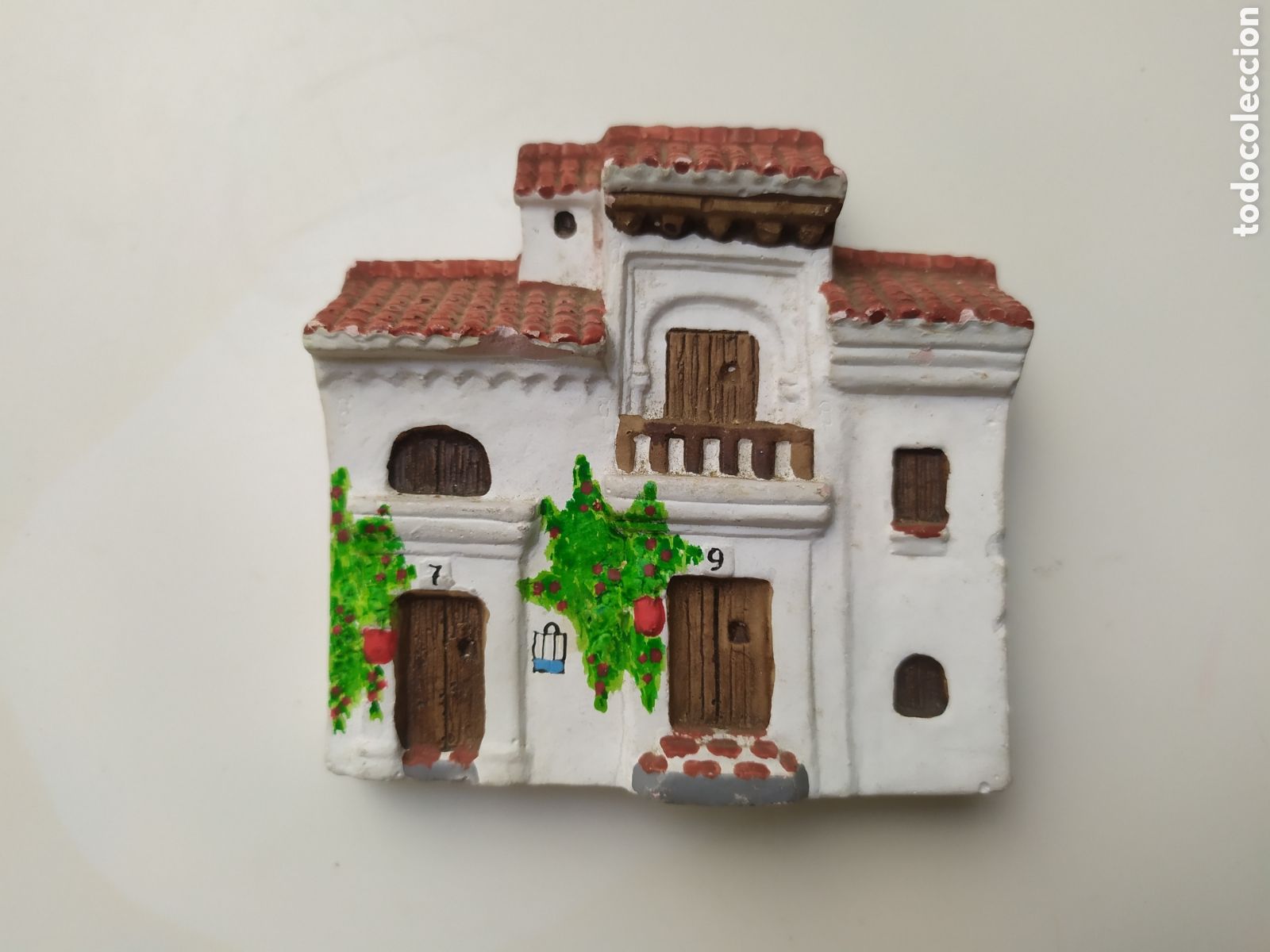 Antig&uuml;edades: Cer&aacute;mica para colgar de decoraci&oacute;n, mide 7.5x7.5 cm